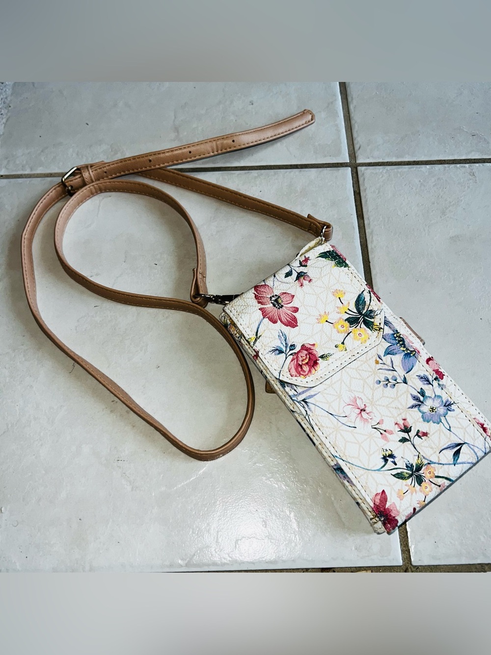 Time and Tru Women's Natalie Phone Case Cellie Wallet on a String Floral